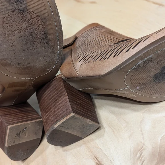 VINCE CAMUTO laser cut peep toe booties (size 8) - Picture 6 of 7